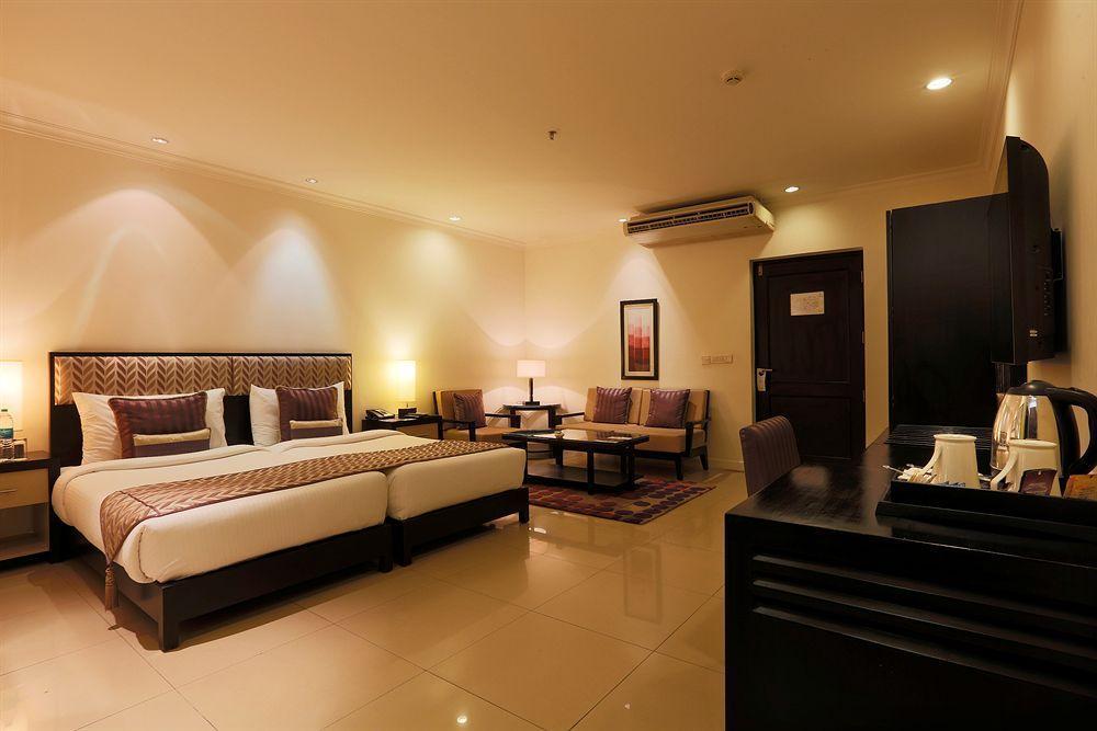 Отель Townhouse 517 La Sapphire Near Delhi Airport Нью-Дели Экстерьер фото